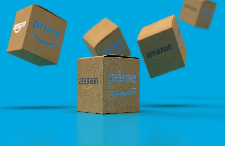Scatole con sopra scritto "Amazon" e "Prime"