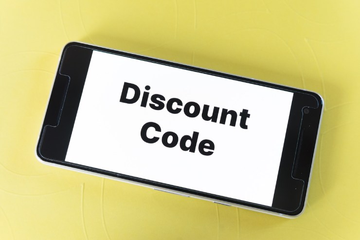 Schermo di un telefono con la scritta Discount Code