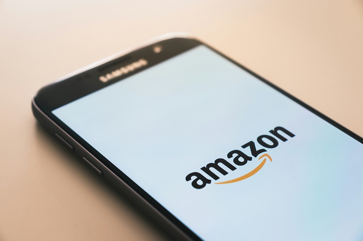 Il logo di Amazon sul display di uno smartphone