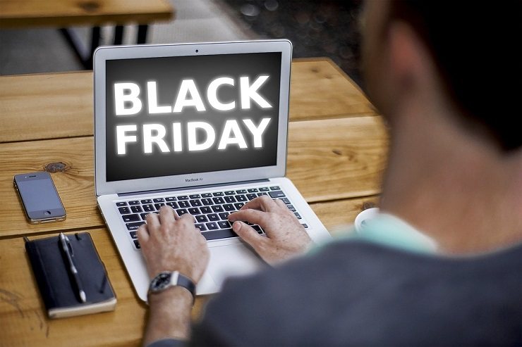 La scritta Black Friday sullo schermo di un computer portatile