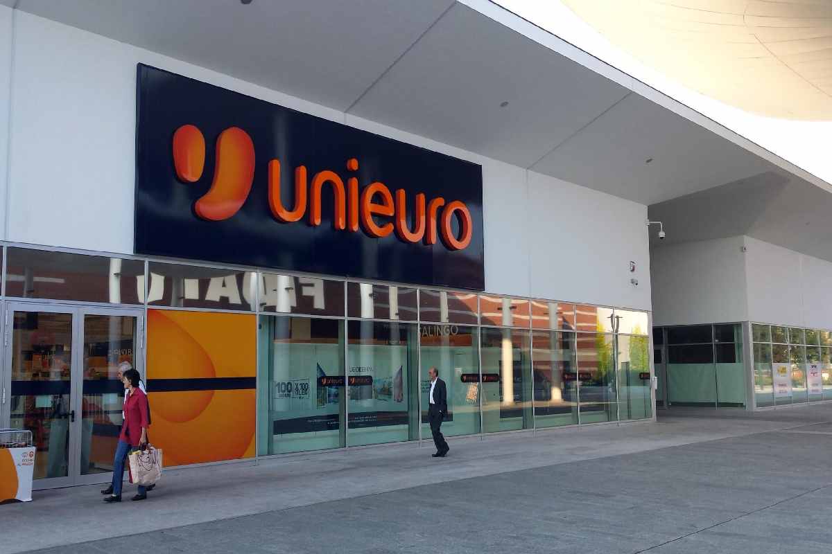 Una veduta esterna di un negozio Unieuro